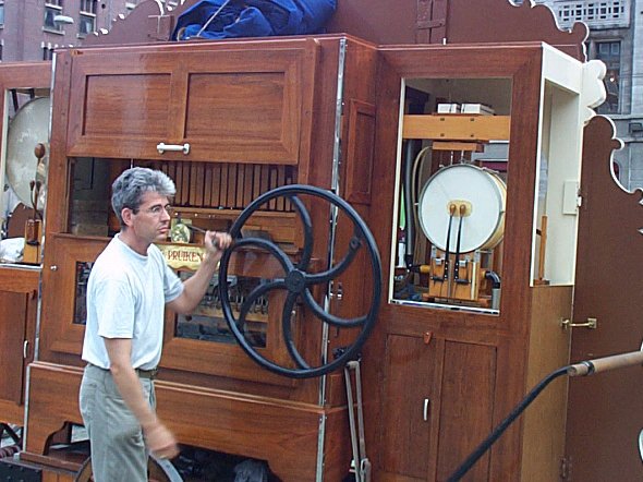 Amsterdam-Le Dam-Orgue de barbarie-derri�re.jpg - 71.88 K