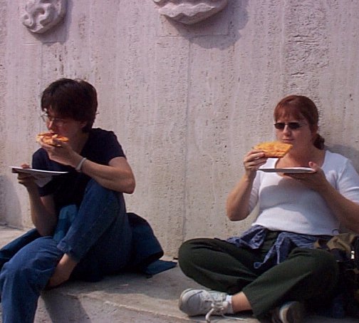 Amsterdam-Le Dam-Pizza time au pied du monument national de la lib�ration.jpg - 50.38 K