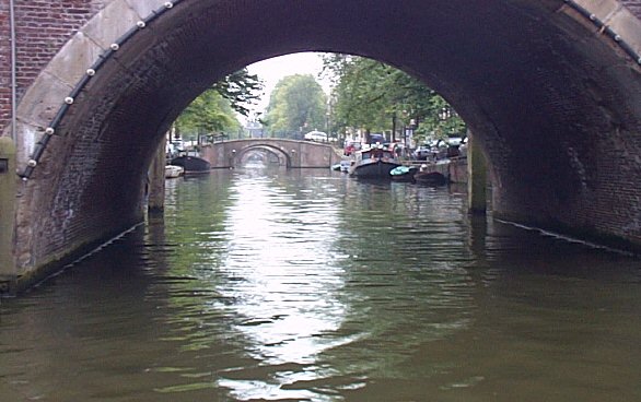 Amsterdam-Enfilade de 7 ponts sur le canal Reguliersgracht.jpg - 53.49 K