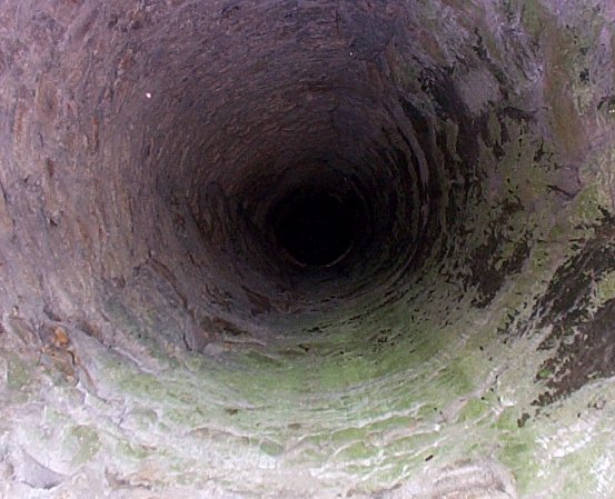 Luxembourg-Le Bock (Um Bock)-Dans les casemates-puit .jpg - 64.35 K