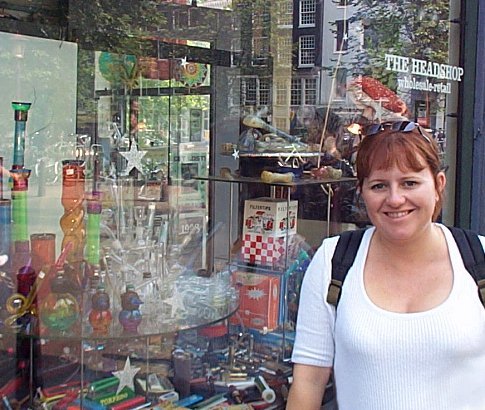 Vitrine typique (pipes). Les fameux coffee-shop d'Amsterdam