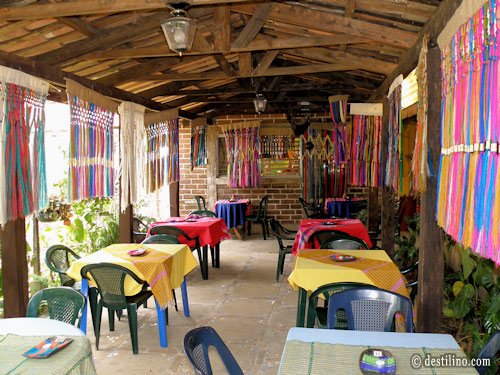 Conception Ataco. Visite d'une maison de tisseurs 