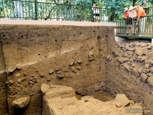 Musée archéologique Casa Blanca Vestiges de pyramide sous la terre et cendres  