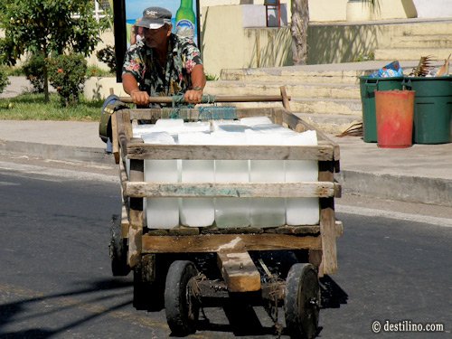 Port de Libertad. Livreur de glaces, un must! 