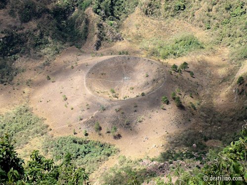Parque El Boqueron. El Boqueron dans le fond du cratère 