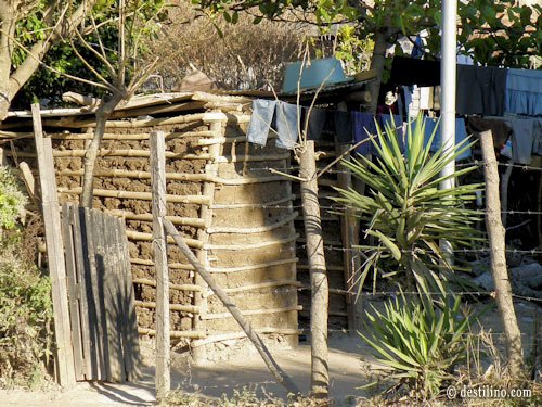 Lac Coatepeque. Habitation disons.. rustique! 