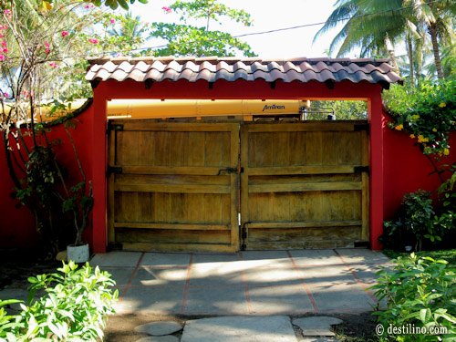 L'autobus nous attend derrière les portes 