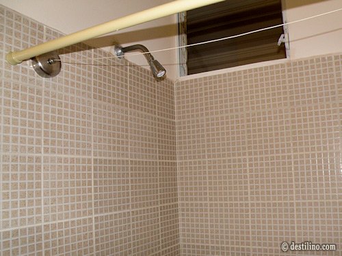 Chambre #1356 Bloc #1, secteur ouest Douche, en arrière-plan la fenêtre (voir photo suivante) 