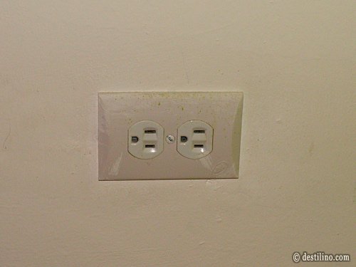 Chambre #1356 Bloc #1, secteur ouest Prise électrique 110 Volts, chambre