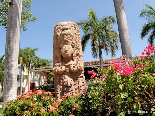 Les nombreuses décorations de style Maya sur le site 