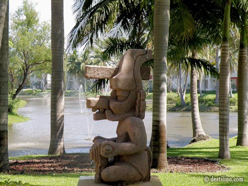 Les nombreuses décorations de style Maya sur le site 