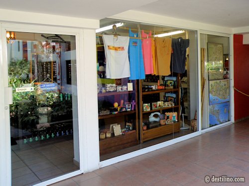 Boutique, secteur ouest, près du buffet 