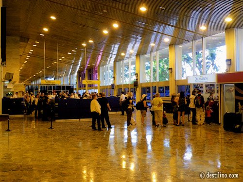 Comptoir de Decameron à l'aéroport (droite) 