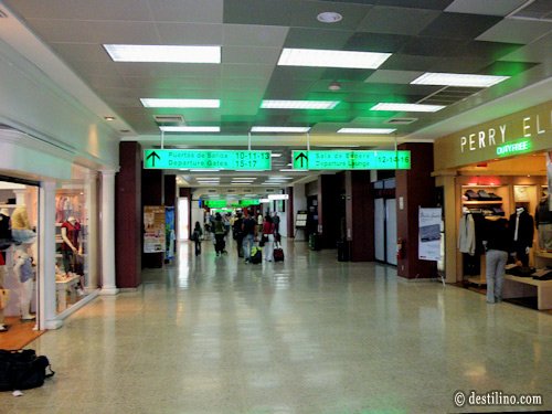 Aéroport avec boutiques et restaurants 