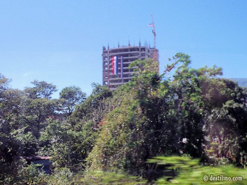 Édifice en construction avec un drapeau aux couleurs du parti politique de droite, plusieurs questions se posent! 