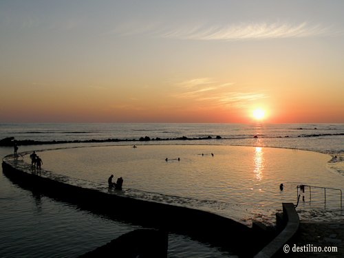 Coucher de soleil sur la piscine d'eau salée (marée basse) 