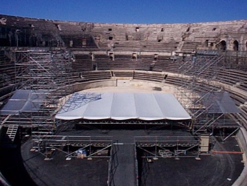 Une scène de spectacle au centre de l'arène 