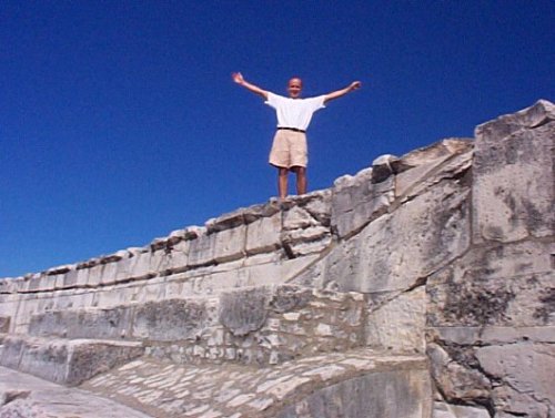 Au bord du mur extérieur de l'arène 