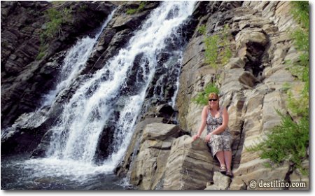 Lily qui se prélasse près de la chute. Si vous pensez apporter quelques articles de linge pour les Cubains, c'est un bon endroit pour vos cadeaux!