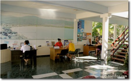 Bureau des voyagistes, Cubanacan et Sunwing à droite 