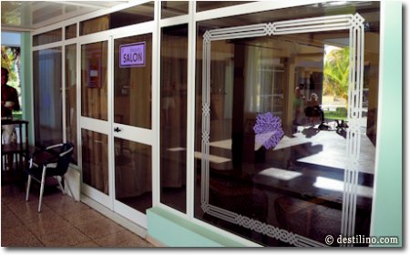 Les services de l'hôtel, le salon de beauté qui sert aussi de salon de massage 