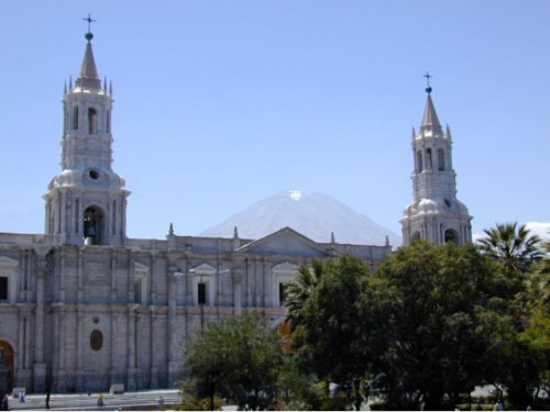 La Cathédrale avec le volcan Misti derrière 