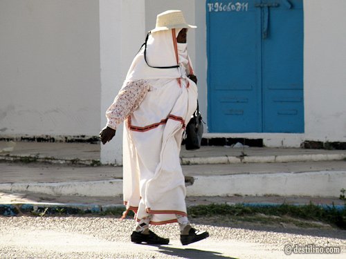 Visite de l'île de Djerba. Habit traditionel de la ville