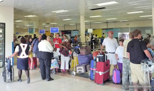 Aéroport PLS - secteur départ - attente pour l'enregistrement