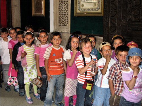 Les écoliers qui regardent ma jupe avec de grands sourires