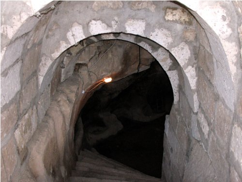 Assez exigu. Claustrophobe s'abstenir