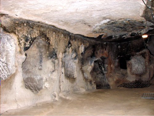 Murs et plafond couverts de suie. Imaginez la fumée qu'il devait y régner !